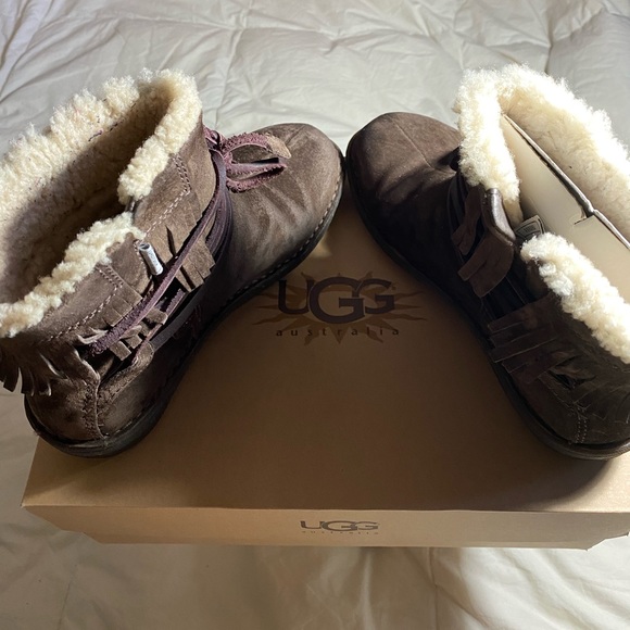 ♥️ UGG GAVIOTA ANKLE SUEDE BOOTS♥️ - Picture 4 of 8